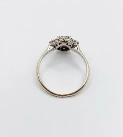 Bague marquise style art déco or blanc ornée d'un saphir naturel et de diamants taille brillants