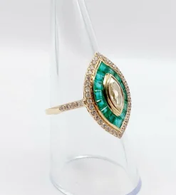 Bague marquise style art deco or jaune ornée de diamants entouré d'émeraude