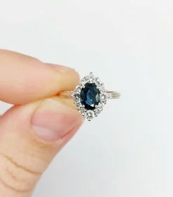 Bague marquise style art déco or blanc ornée d'un saphir naturel et de diamants taille brillants