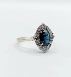 Bague marquise style art déco or blanc ornée d'un saphir naturel et de diamants taille brillants