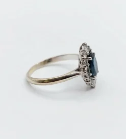 Bague marquise style art déco or blanc ornée d'un saphir naturel et de diamants taille brillants