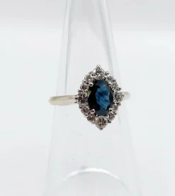 Bague marquise style art déco or blanc ornée d'un saphir naturel et de diamants taille brillants