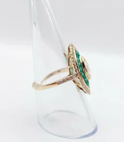 Bague marquise style art deco or jaune ornée de diamants entouré d'émeraude