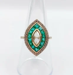 Bague marquise style art deco or jaune ornée de diamants entouré d'émeraude