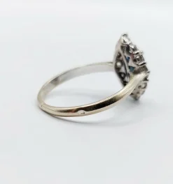Bague marquise style art déco or blanc ornée d'un saphir naturel et de diamants taille brillants