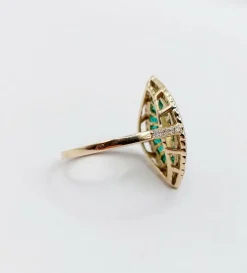 Bague marquise style art deco or jaune ornée de diamants entouré d'émeraude