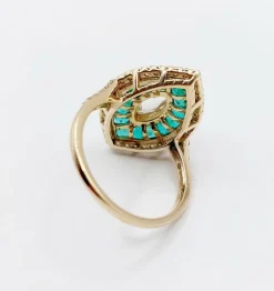 Bague marquise style art deco or jaune ornée de diamants entouré d'émeraude