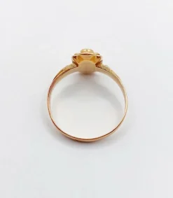 Bague marquise victorienne or rose ornée de perles dans une monture finement travaillée
