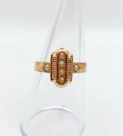 Bague marquise victorienne or rose ornée de perles dans une monture finement travaillée