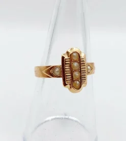 Bague marquise victorienne or rose ornée de perles dans une monture finement travaillée