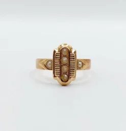 Bague marquise victorienne or rose ornée de perles dans une monture finement travaillée