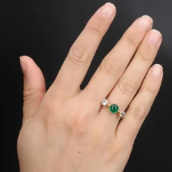 Bague émeraude cabochon et diamants