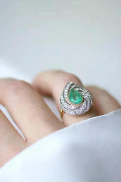 Bague émeraude colombienne poire entourage diamants