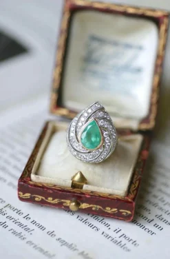 Bague émeraude colombienne poire entourage diamants