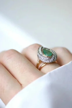 Bague émeraude colombienne poire entourage diamants