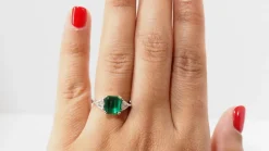 Bague émeraude de Colombie, or blanc et diamants triangle
