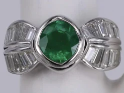 Bague émeraude et diamants baguette en or blanc