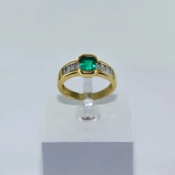 Bague émeraude et diamants