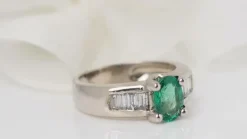 Bague émeraude et diamants baguettes