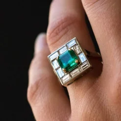 Bague émeraude et diamants baguettes