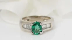 Bague émeraude et diamants baguettes