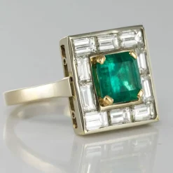 Bague émeraude et diamants baguettes