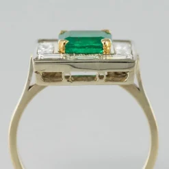 Bague émeraude et diamants baguettes