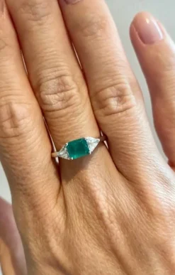 Bague émeraude moderne