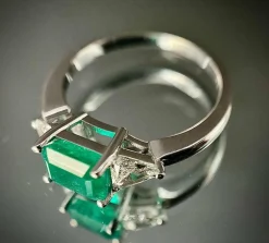 Bague émeraude moderne