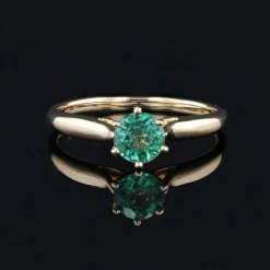 Bague émeraude or jaune en solitaire