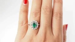 Bague émeraude ovale et diamants