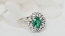 Bague émeraude ovale et diamants