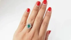 Bague émeraude ovale et diamants