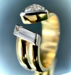 Bague moderne deux ors diamant triangle VS