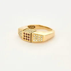 Bague moderne en or jaune, diamants, saphirs, rubis, émeraudes