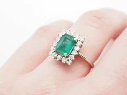 Bague moderne émeraude or blanc