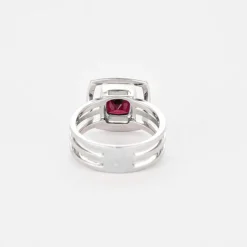 Bague moderne or gris, grenat et diamants
