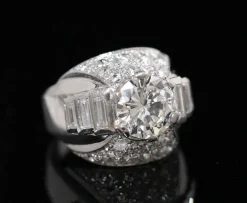 Bague moderniste Art Déco platine et diamants, brillant central d’environ 2 carats.