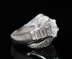 Bague moderniste Art Déco platine et diamants, brillant central d’environ 2 carats.