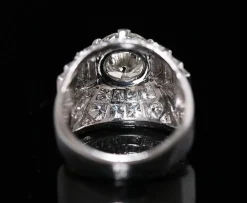 Bague moderniste Art Déco platine et diamants, brillant central d’environ 2 carats.