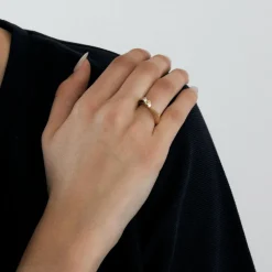 Bague moderniste diamants sertis sur or de deux couleurs 14 carats