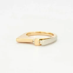 Bague moderniste diamants sertis sur or de deux couleurs 14 carats