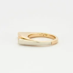 Bague moderniste diamants sertis sur or de deux couleurs 14 carats