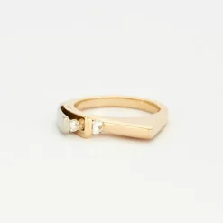 Bague moderniste diamants sertis sur or de deux couleurs 14 carats