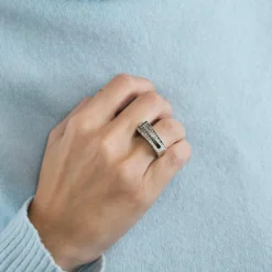 Bague moderniste en or blanc et diamants noirs et blanc