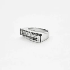 Bague moderniste en or blanc et diamants noirs et blanc