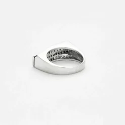 Bague moderniste en or blanc et diamants noirs et blanc