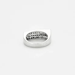 Bague moderniste en or blanc et diamants noirs et blanc