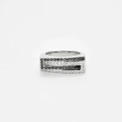 Bague moderniste en or blanc et diamants noirs et blanc