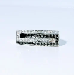 Bague moderniste en or blanc et diamants noirs et blanc